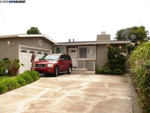 5134 Elmwood Ave in Newark, CA - Foto de edificio - Building Photo