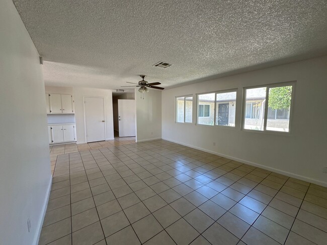 881 Evergreen St in Hemet, CA - Foto de edificio - Building Photo