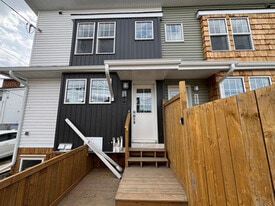 11820-11861 61 St NW in Edmonton, AB - Building Photo