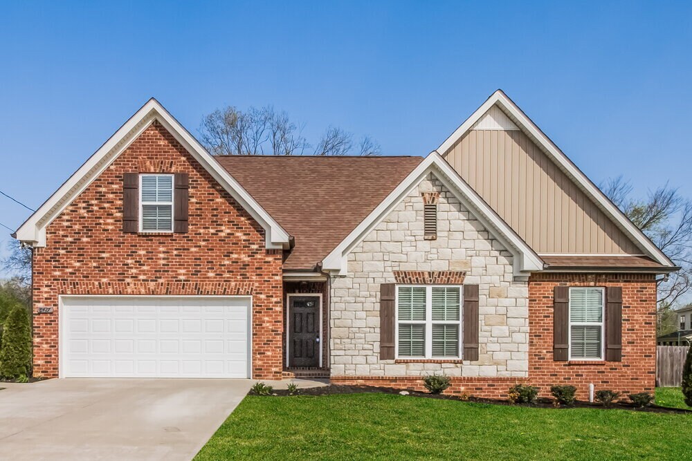 8427 Manor Farm Dr in Murfreesboro, TN - Building Photo