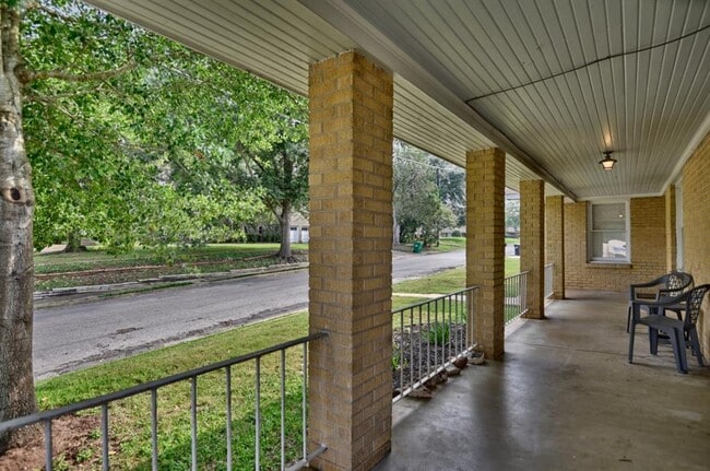 614 S Market St in Brenham, TX - Building Photo - Building Photo