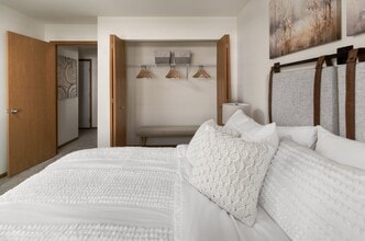 Manchester Oaks in Franklin, WI - Foto de edificio - Building Photo