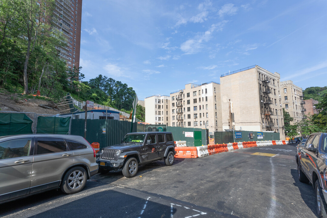 37 Hillside Ave in New York, NY - Building Photo