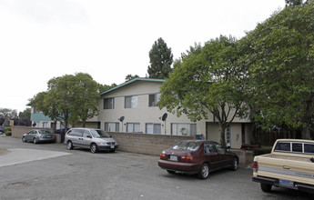 240 Holly St in Vallejo, CA - Foto de edificio - Building Photo