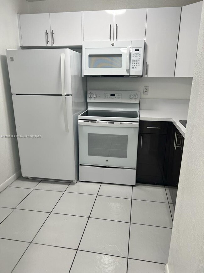 9310 Fontainebleau Blvd, Unit 307 in Miami, FL - Building Photo - Building Photo
