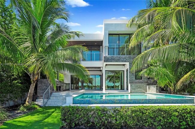 1311 Stillwater Dr in Miami Beach, FL - Foto de edificio - Building Photo