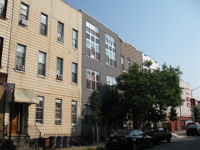 221 Himrod St in Brooklyn, NY - Foto de edificio - Building Photo