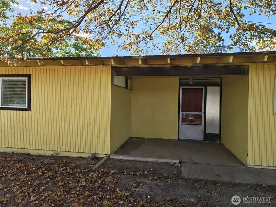 207 March Dr NE in Moses Lake, WA - Foto de edificio