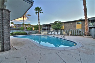 Squire Apartments in Phoenix, AZ - Building Photo - Building Photo