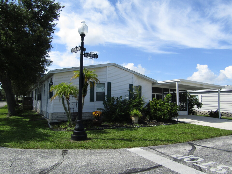 601 Woodwyn Ct in North Port, FL - Foto de edificio