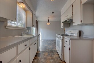 8600 Woodstone Dr in Austin, TX - Foto de edificio - Building Photo