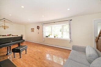 43 Flagstone Ln in Westbury, NY - Building Photo - Building Photo