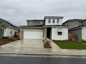 997 Pioneer Dr W in Madera, CA - Building Photo