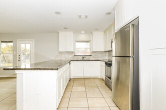 6015 Glenhurst Dr in Houston, TX - Building Photo - Building Photo