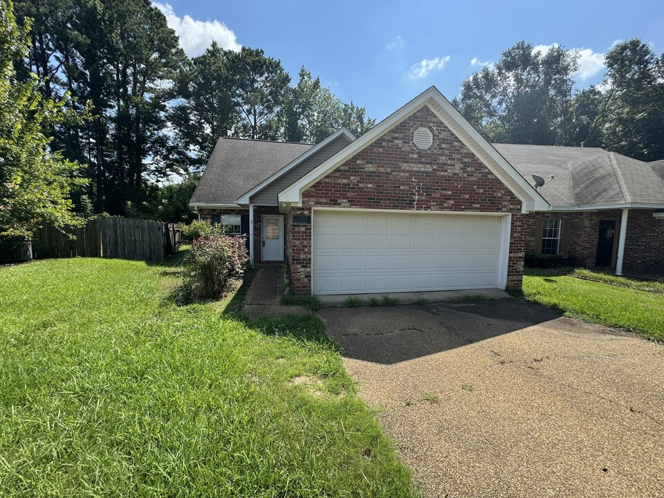 1215 Arbor Hill Dr in Brandon, MS - Building Photo