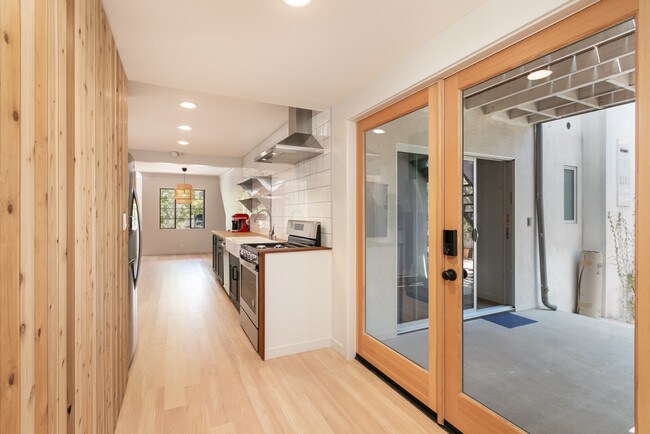 751 18th St in Santa Monica, CA - Building Photo - Building Photo