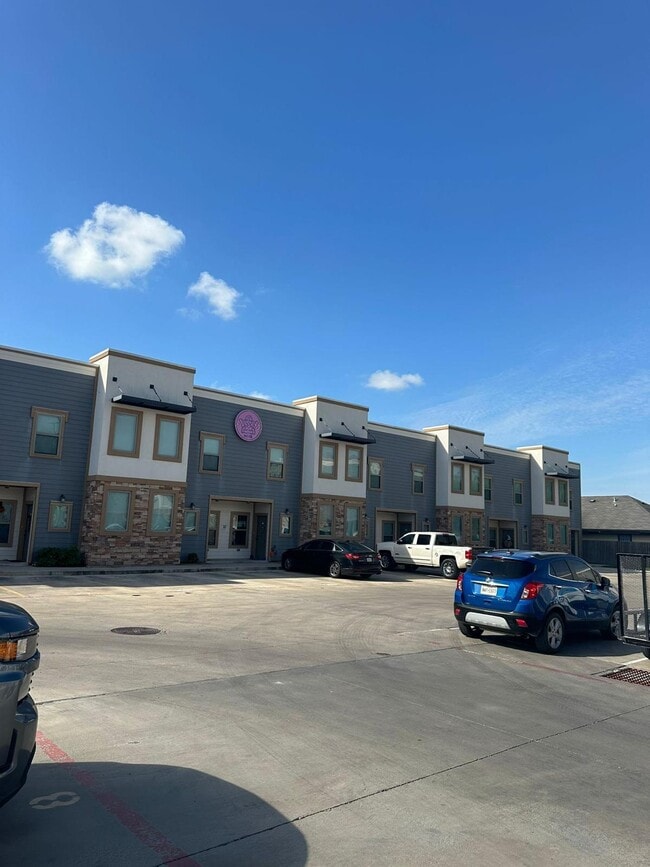 2206 E US Highway 281, Unit D32
