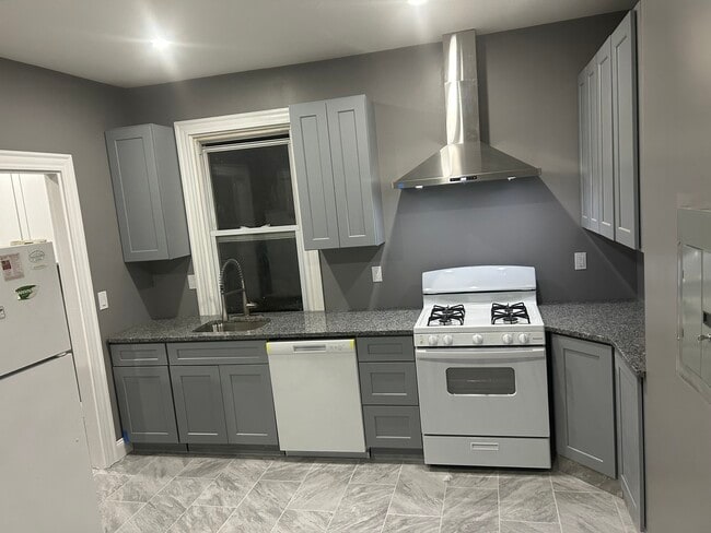 33 White St, Unit 2 floors in Pawtucket, RI - Building Photo - Building Photo