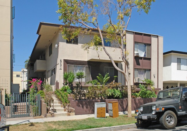 551 N Kings Rd in Los Angeles, CA - Building Photo - Building Photo