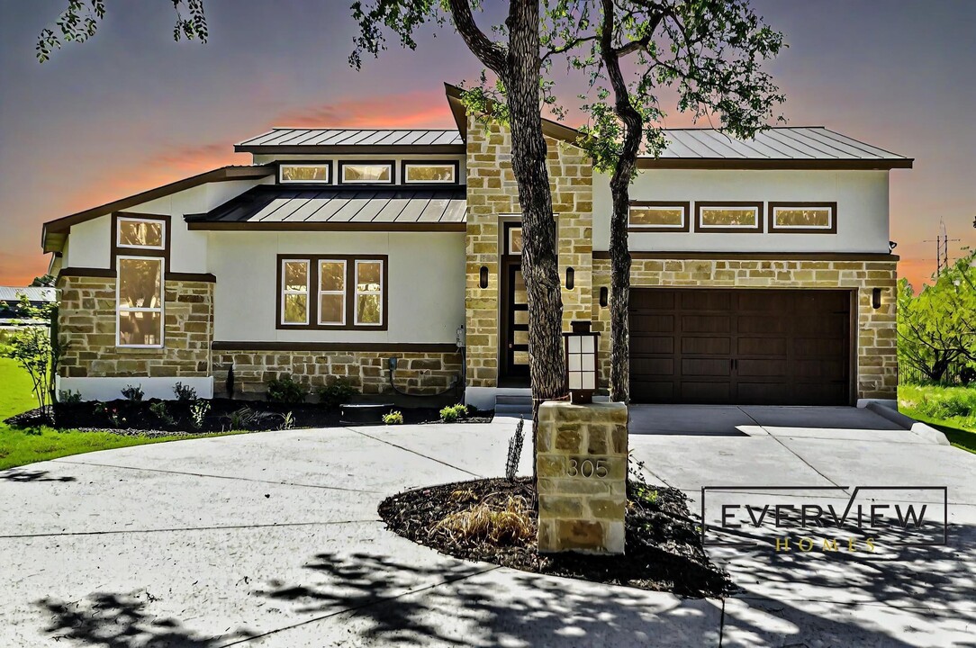 305 Fire Dance in Horseshoe Bay, TX - Building Photo