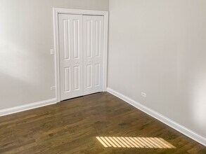 3852 N Southport Ave, Unit 2 in Chicago, IL - Foto de edificio - Building Photo