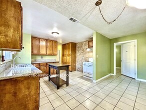 1122 E 60th St in Los Angeles, CA - Building Photo - Building Photo