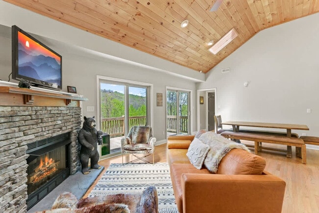 335 Locust Ridge Rd in Beech Mountain, NC - Building Photo - Building Photo