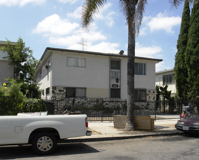 6112 Romaine St in Los Angeles, CA - Foto de edificio - Building Photo