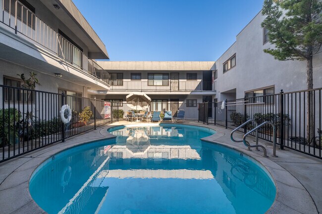 7816 Paseo del Rey in Playa Del Rey, CA - Building Photo - Building Photo