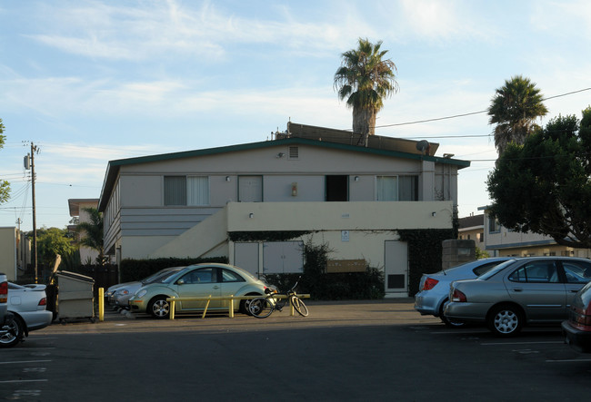 Zaza Apartments in Goleta, CA - Foto de edificio - Building Photo