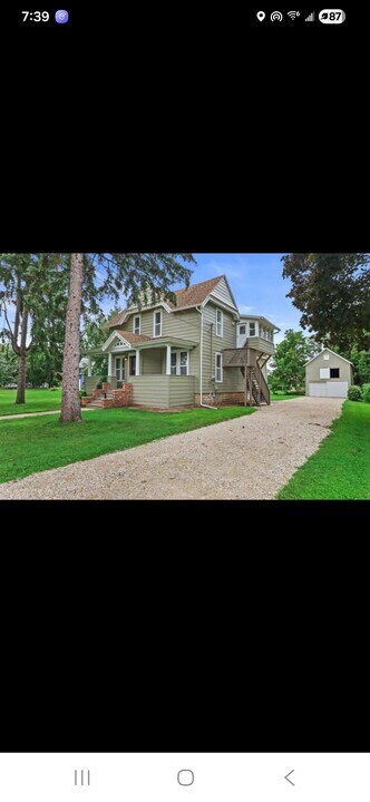 408 1/2 E Washington St, Unit Upper unit in Lake Mills, WI - Foto de edificio