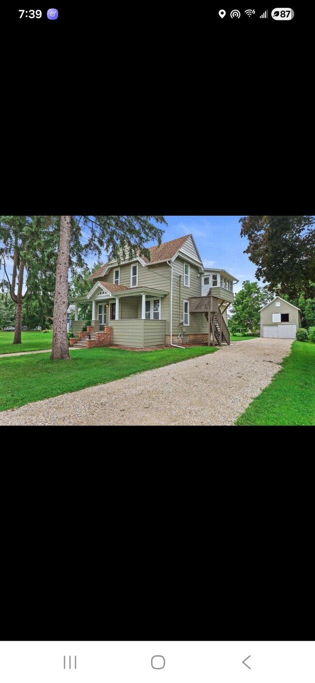 408 1/2 E Washington St, Unit Upper unit