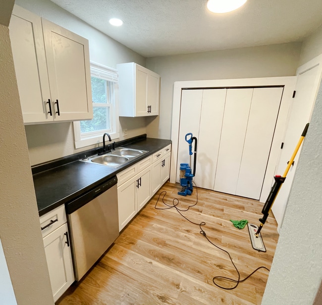 930 E Cherokee St in Springfield, MO - Building Photo - Building Photo