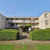 Cedarview Manor in North Vancouver, BC - Building Photo