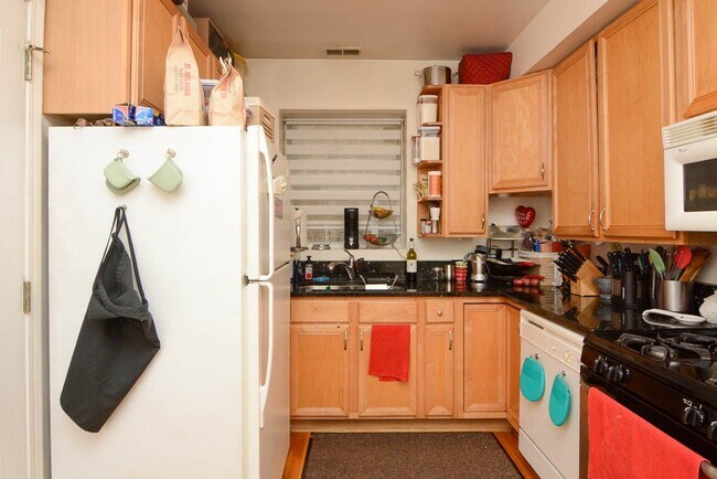 6305 N Claremont Ave, Unit K03J in Chicago, IL - Building Photo - Building Photo