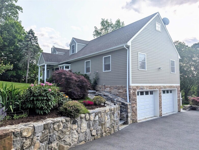 11 Ridgeway Ave in North Salem, NY - Building Photo