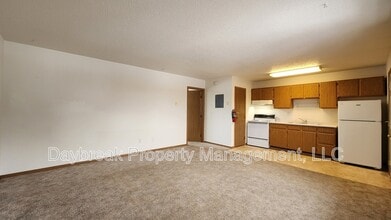 1305 34th St Cir S in Moorhead, MN - Building Photo - Building Photo