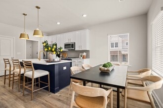 Marglyn Matthews in Matthews, NC - Foto de edificio - Building Photo