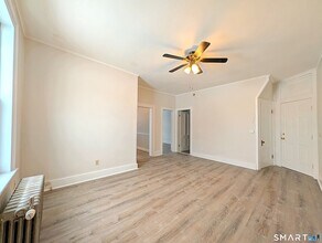 516 Main St, Unit D in New Hartford, CT - Foto de edificio - Building Photo