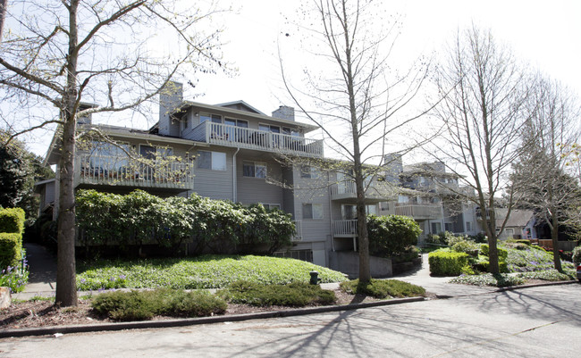 Isherwood Apartments in Seattle, WA - Foto de edificio - Building Photo