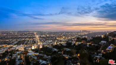 8469 Franklin Ave in Los Angeles, CA - Foto de edificio - Building Photo