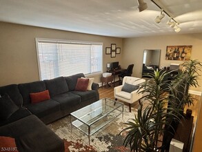 565 Grove St in Clifton, NJ - Building Photo - Building Photo