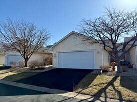 652 Aqua Cir in Lino Lakes, MN - Building Photo