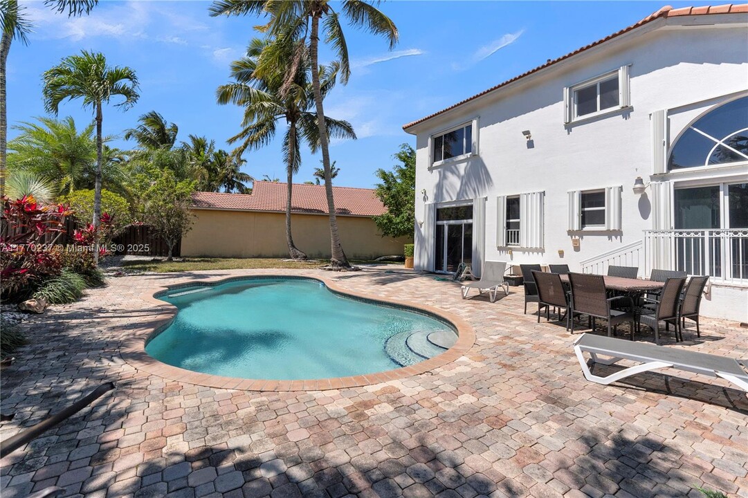 11012 NW 59th St in Doral, FL - Building Photo