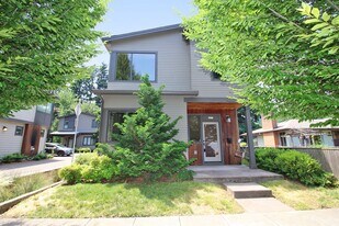 2273 SE 77th Ave in Portland, OR - Building Photo