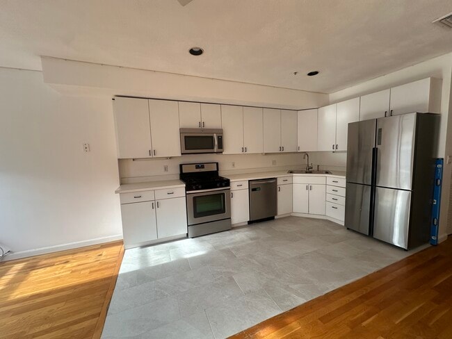 238 Hanover St, Unit 2 in Boston, MA - Foto de edificio - Building Photo