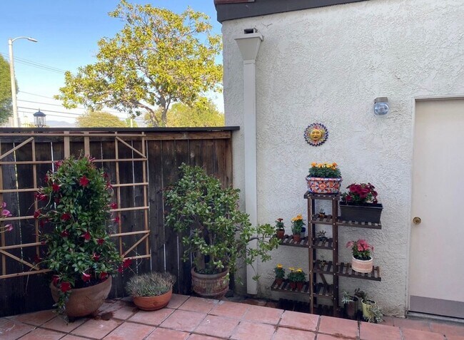 1102 San Juan St in Tustin, CA - Foto de edificio - Building Photo