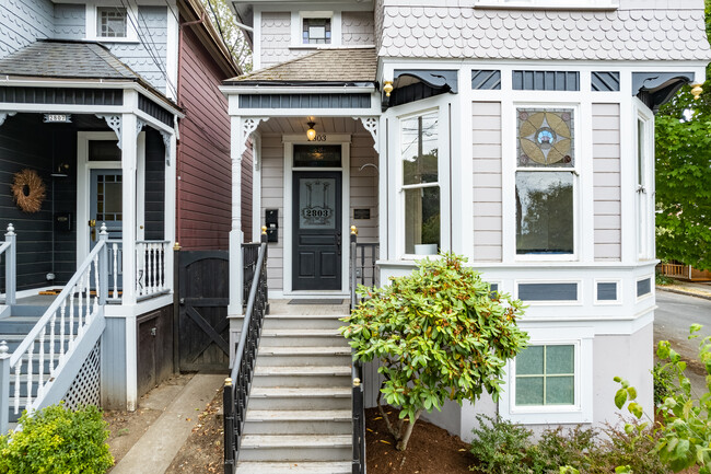 TROPHY VICTORIAN in Portland, OR - Foto de edificio - Building Photo