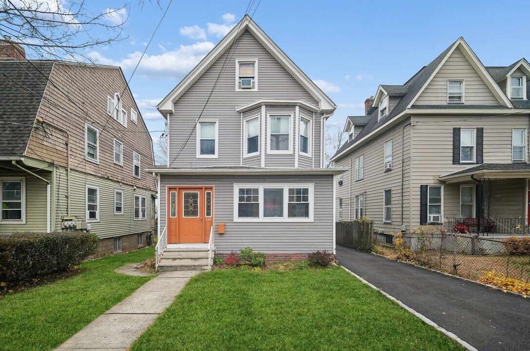159 Valley Rd in Montclair, NJ - Foto de edificio