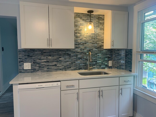 50 William St, Unit Remodeled 2nd Floor Apt in New Haven, CT - Building Photo - Building Photo